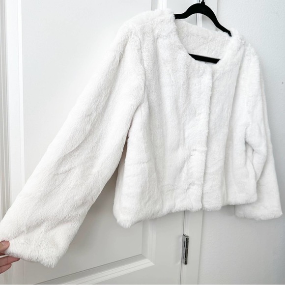 Adrianna Papell White Faux Fur Cape - Picture 6 of 9